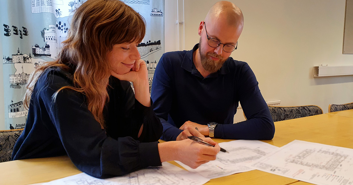 Jonathan Gustafsson Berg och Linnea Eklöf från Fastighetsägare i Järva granskar byggritningar inför nyproduktion i Kista.