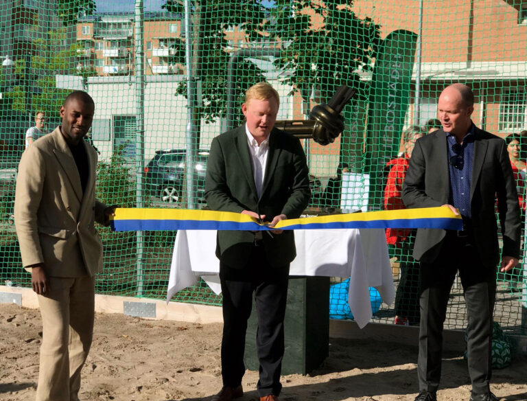 Roger Dupé, Non-Violence Project, Dennis Wedin, styrelseordförande för Familjebostäder samt bostads- och fastighetsborgarråd och Jonas Schneider Familjebostäders vd klippte banden till den nya utomhusaktivitetesplatsen.